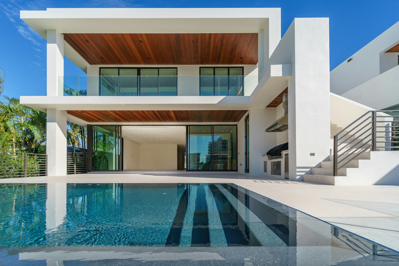 Villa contemporánea blanca con alberca privada